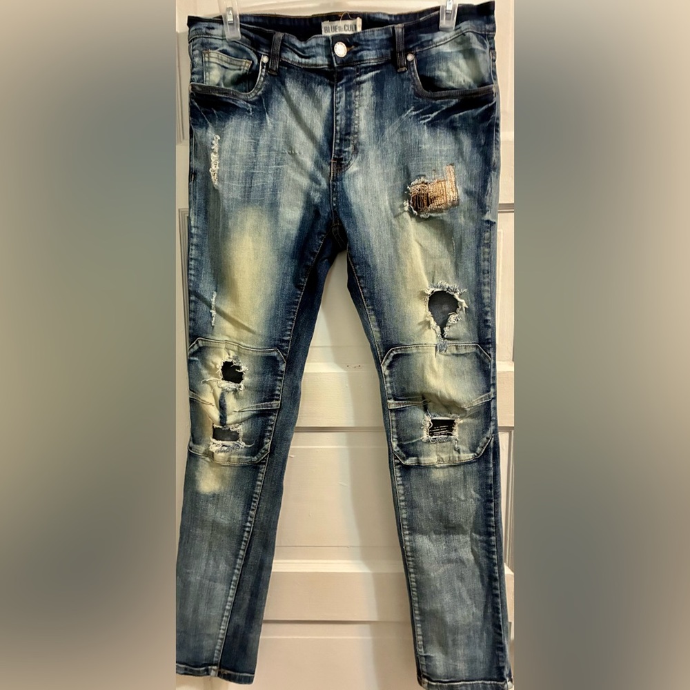 Distressed Blue Jeans Tapered Fit